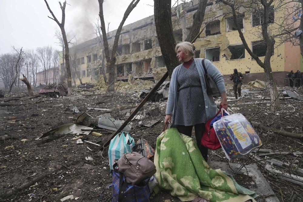 Armata rusă a bombardat o maternitate din Mariupol. Lavrov zice că de trei  zile știa regia acestui film - România Liberă