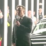 Elon Musk, în pași de dans, predă primele mașini Tesla din noua fabrică din Germania