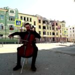 Un violoncelist aduce un moment de calm în orașul Harkov distrus de război