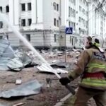 Pompierii, în luptă cu flăcările izbucnite în urma bombardării unei clădiri din Harkov
