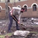 Morminte și distrugeri văzute în Mariupol după luptele intense din oraș