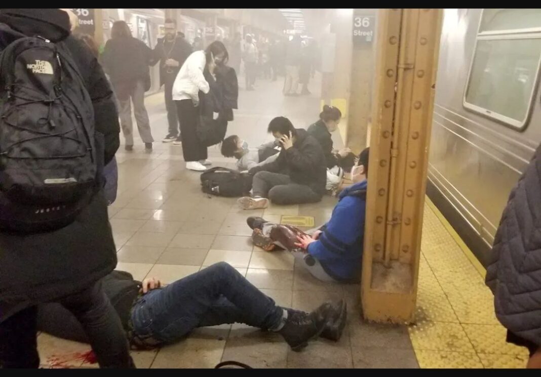 Cinci persoane au fost împușcate într-o stație de metrou din Brooklyn, New York