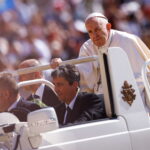 Papa Francisc: „Am nevoie de un shot de tequila pentru durerea mea de la genunchi”