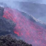 VIDEO: Lava fierbinte se scurge de pe muntele Etna din Italia