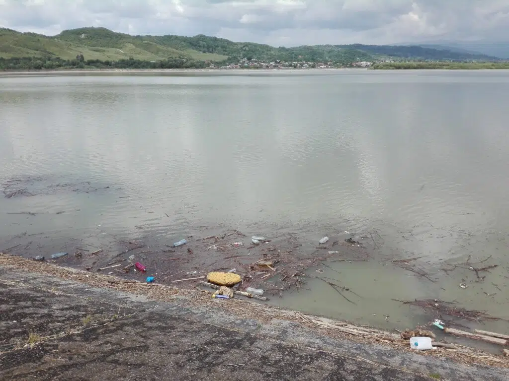 lac Pucioasa deșeuri