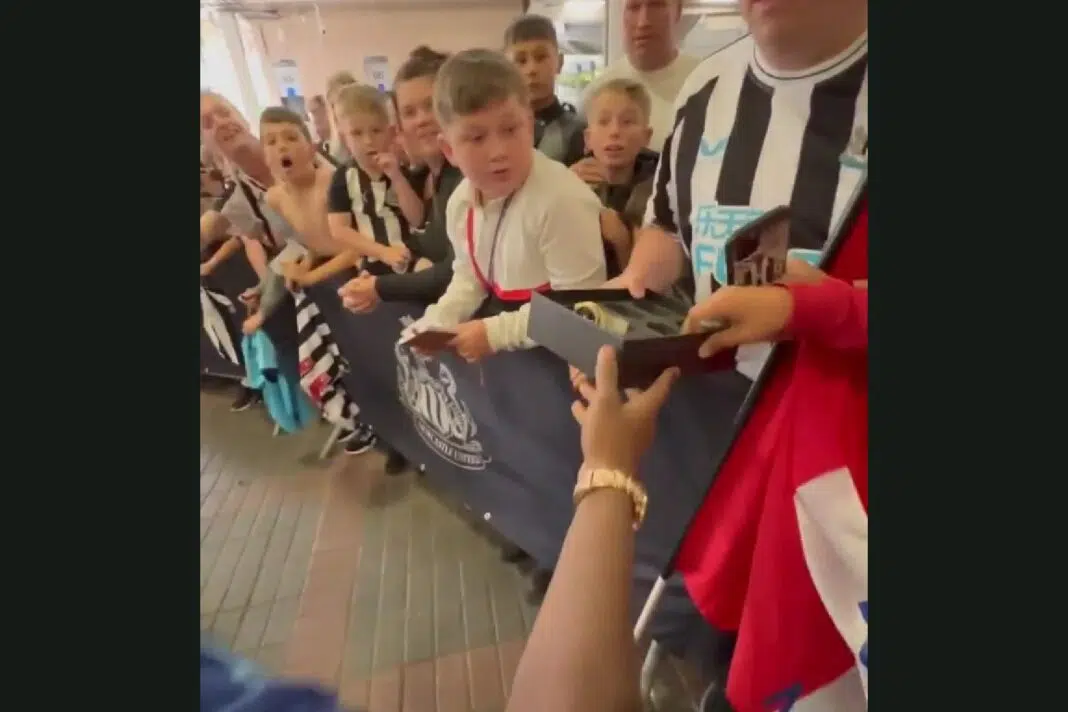 Un fotbalist de la Newcastle îi oferă unui fan norocos un ceas Rolex în valoare de mii de euro