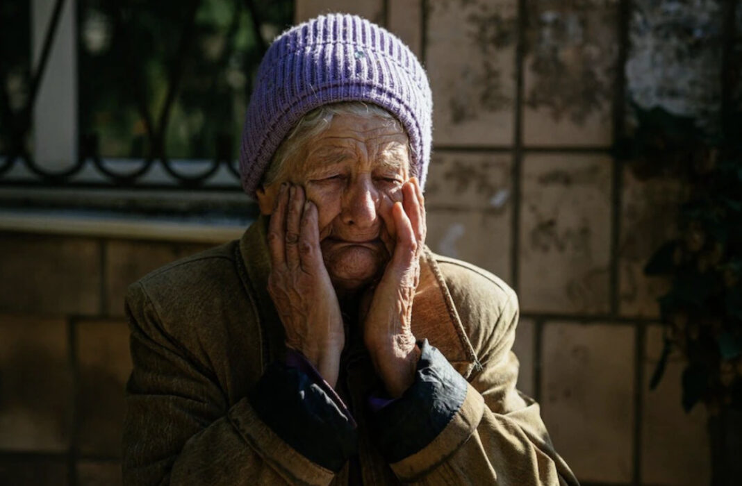 O femeie în vârstă de 80 de ani, reacționează în timpul bombardamentelor din orașul Bakhmut din Ucraina