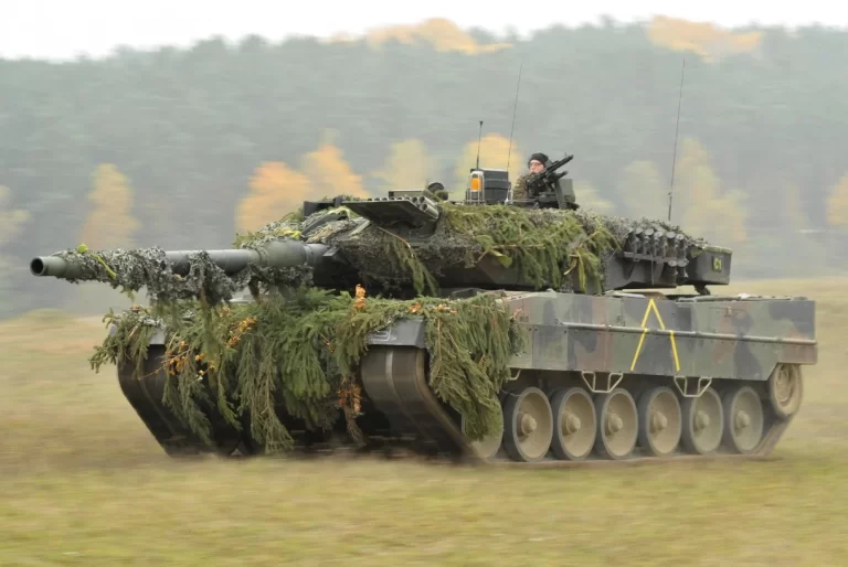 Olanda și Danemarca vor livra Ucrainei 14 tancuri reechipate Leopard 2A4