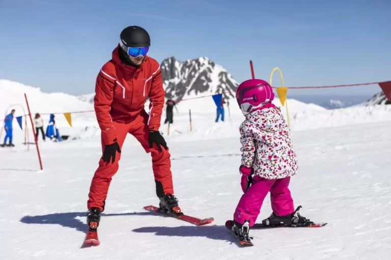Travelminit.ro: Vacanța de schi a copiilor a dublat numărul rezervărilor la cazare în România, față de anul trecut