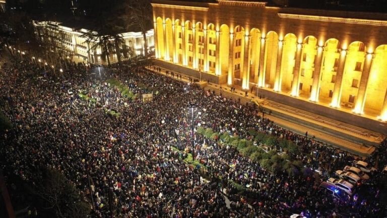 Georgia: Mii de manifestanți din nou în stradă contra unui proiect de lege controversat privind „ influența străină”
