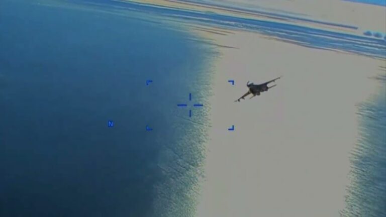 Un video de la Pentagon arată un avion rusesc care interceptează o dronă americană