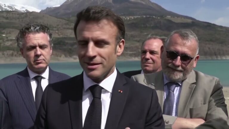 Macron este în dialog cu sindicatele despre pensii
