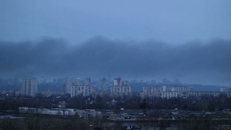 Fumul se ridică deasupra Kievului pe fondul loviturilor rusești