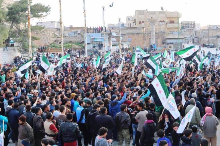 Mii de sirieni au ieșit în orașul Idlib pentru a marca 12 ani de la primele proteste împotriva președintelui Bashar al-Assad