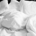 Studiu: Persoanele care dorm mai puțin de cinci ore pe noapte pot dezvolta mai repede boala arterială periferică