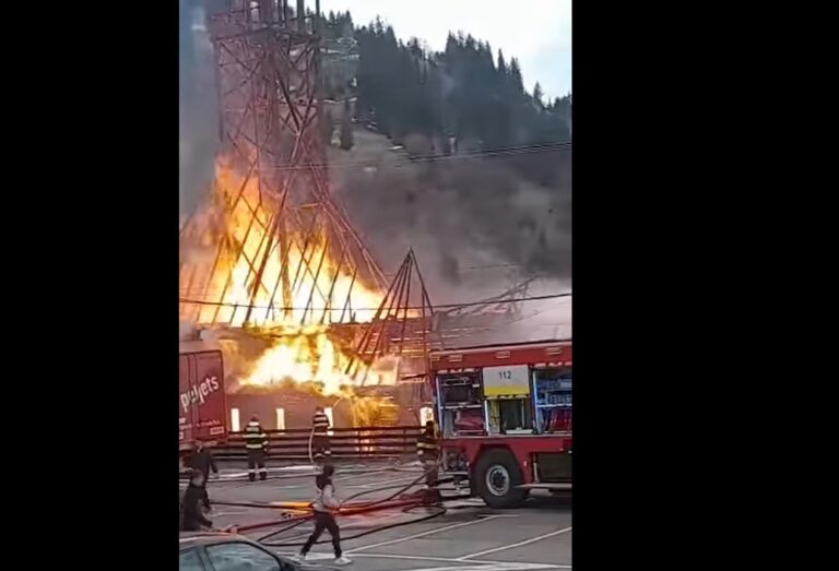 VIDEO: S-a întâmplat chiar de Florii! Biserica de lemn din Borșa a luat foc