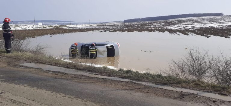 Accident rutier pe DN 29D, în județul Botoșani. Un autoturism s-a răsturnat într-o baltă formată după topirea zăpezii