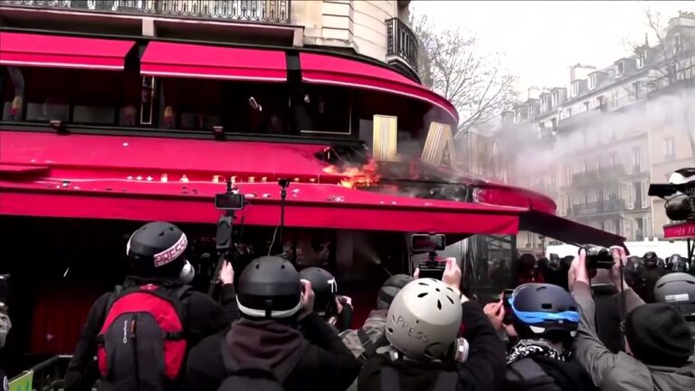 VIDEO: Protestatarii din Paris incendiază unul dintre restaurantele preferate ale lui Macron