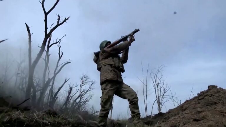 VIDEO: Forțele ucrainene rezistă în Bakhmut, în timp ce China este presată să ajute la încheierea războiului