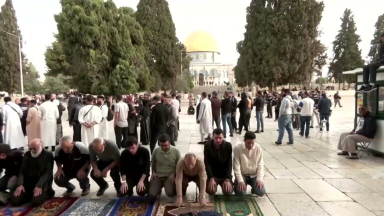 VIDEO: Tensiuni mari la Al-Aqsa în timpul rugăciunilor de Ramadan