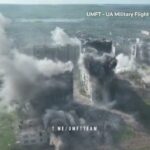 O dronă arată cum un foc de artilerie intens lovește în orașul deja devastat Bakhmut