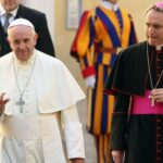 Papa Francisc i-a ordonat arhiepiscopului Gaenswein, apropiat al fostului papă Benedict al XVI-lea, să părăsească Vaticanul