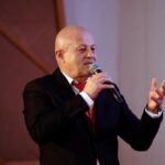 Aproape 12.000 de euro cheltuiți pe telefoane mobile și tablete de lux, în detrimentul investițiilor esențiale. Firma de “casă” a pus 20% peste prețul pieței