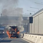 VIDEO. Autoutilitară cuprinsă de flăcări în dreptul Pasajului Domnești. Circuția este restricționată