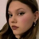 „Când avea 9 ani, tatăl a sărit cu cuţitul la mama sa“