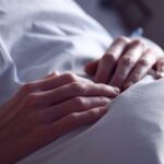 O tânără de 26 de ani, însărcinată în 3 luni, a murit pe patul de spital, în Botoșani. Trei copii au rămas fără mamă