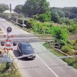 VIDEO. Inconștiență fără margini în Prahova! Șofer „kamikaze”, filmat în timp ce rupe o barieră de cale ferată