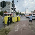 Taxi răsturnat, după un accident violent la Iași! Pasagerii, mamă și fiu, au ajuns la spital