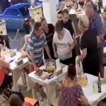 Femeie salvată de chelner, după ce s-a înecat cu mâncare. Momente de panică la restaurant – VIDEO