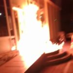 Doi bărbați, căutați după ce au incendiat un magazin din Oradea. Piromanii au filmat focul și au amenințat că o vor face iar