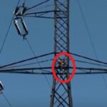 Un tânăr părăsit de iubită amenință că își pune capăt zilelor! Bărbatul stă pe un stâlp de electricitate de 36 de ore