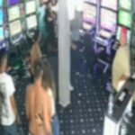 Bătaie generalizată într-o sală de jocuri din Vâlcea! Un bărbat a încercat să folosească un cuțit pentru a-și face “dreptate”