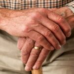 Bătrân amenințat că i se scot dinții cu patentul. Cum acționează infractorii care tâlhăresc vârstnici printr-o metodă tot mai des folosită