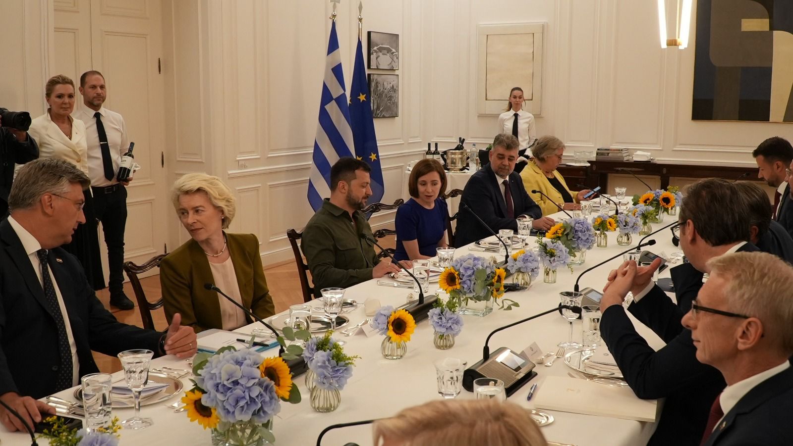 ΦΩΤΟ Η συνάντηση της Αθήνας.  Maia Sandu, μεταξύ Zelenski και Ciolacu.  Ο πρωθυπουργός της Ρουμανίας, με το χέρι στην τσέπη, συνομιλώντας με τον πρωθυπουργό της Ελλάδας