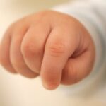 Fetiţă de 2 ani, transportată de urgență la spital după ce a înghiţit din greşeală o capsulă de detergent lichid