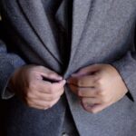 Motivul pentru care nasturii cămășii pentru bărbați sunt pe partea opusă decât nasturii de pe cămășile pentru femei