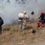 Pompierii se luptă cu focul lângă un aeroport important din Bolivia