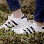 Cum cureți pantofii sport care s-au murdărit și îngălbenit