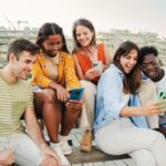 Adolescenții sunt mai predispuși decât adulții să creadă teoriile conspiraționiste propagate online
