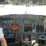 Micile secrete de la bordul avionului. De ce nu mănâncă pilotul și copilotul aceleași feluri?
