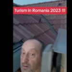 Turist în Brașov, nevoit să scoată capul pe geam când face duș. Videoclipul care arată bătaia de joc din unele unități de cazare
