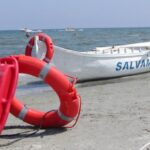 Turist mort pe o plajă din Jupiter. Bărbatul a așteptat ca salvamarii să-și termine programul și s-a avântat în valuri
