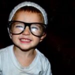 Semnele care anunță miopia. Afecțiunea poate provoca dificultăți la învățare