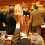 Deputații au adoptat legea incitării la ură. Câți ani de închisoare sunt prevăzuți pentru astfel de manifestări