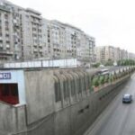 ​Un șofer băut s-a răsturnat cu mașina în Pasajul Muncii din Capitală, după ce a intrat într-un zid