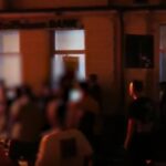Bătaie cu pumni și picioare între zeci de elevi, în fața primăriei din Făgăraș! Poliția, depășită numeric
